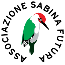 Immagine del marchio, un picchio verde circondato dalla scritta Associazione Sabina Futura